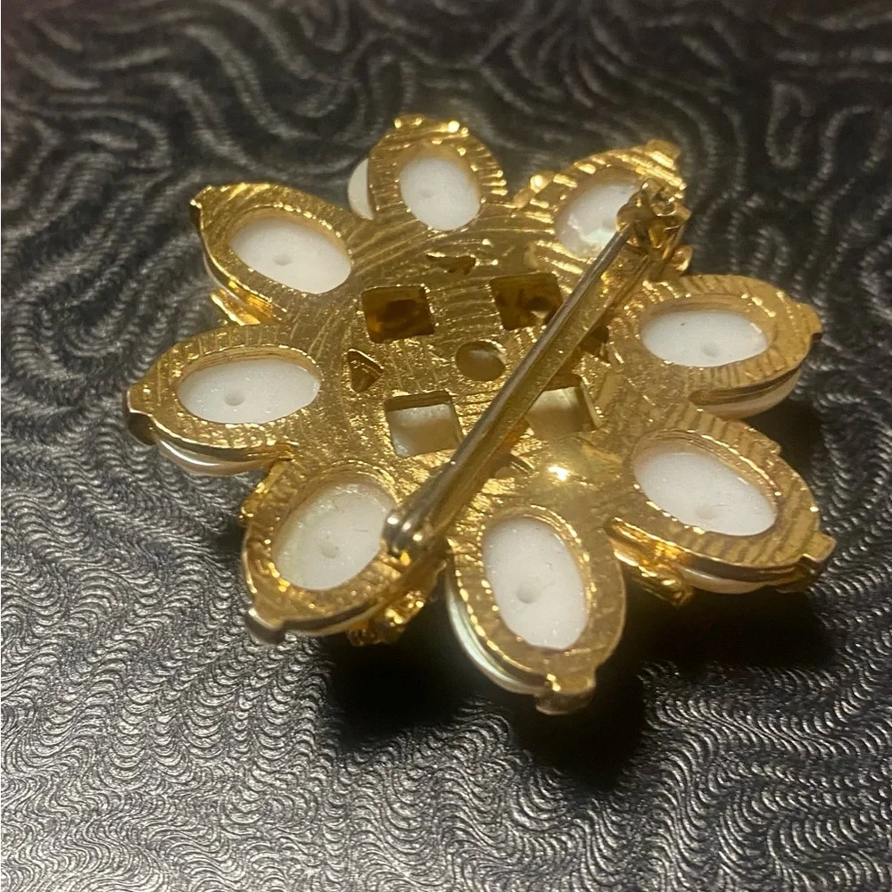 St. John Elegant Gold and Pearl Brooch - Picture 3 of 3